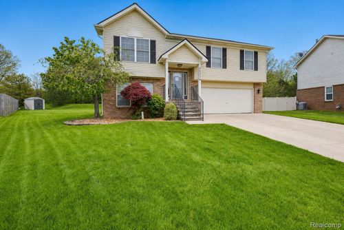 29229 Hunter Ct, Trenton, MI, 48183-7013 | Card Image