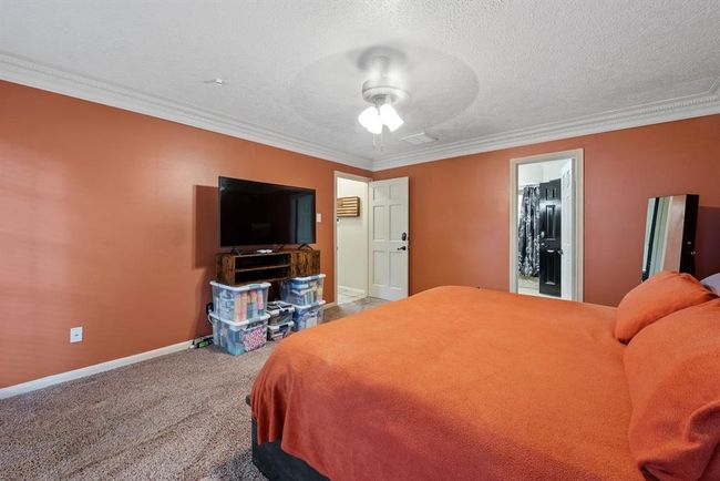 The terra cotta walls make the primary retreat a comfortable place to relax and unwind. | Image 19