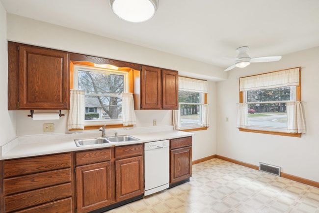 1301 Wyldhaven Avenue, House other with 3 bedrooms, 2 bathrooms and null parking in Monona WI | Image 4