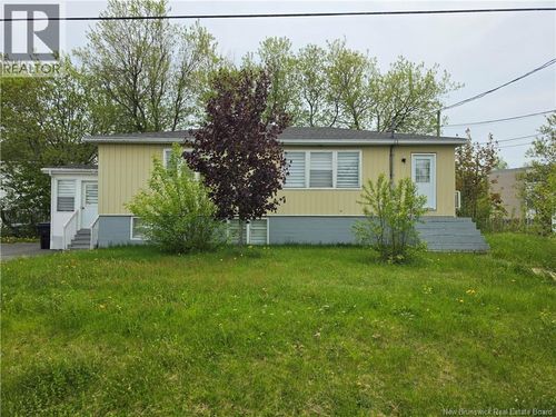 665 St Simon St, Bathurst, NB, E2A3L8 | Card Image
