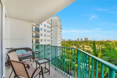 810 - 19900 E Country Club Dr, Condo with 2 bedrooms, 2 bathrooms and null parking in Aventura FL | Image 3