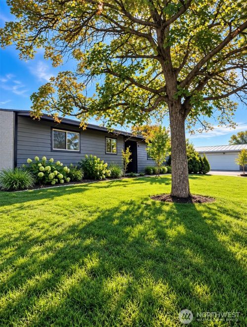 221 Loring Dr, Moses Lake, WA, 98837-3139 | Card Image
