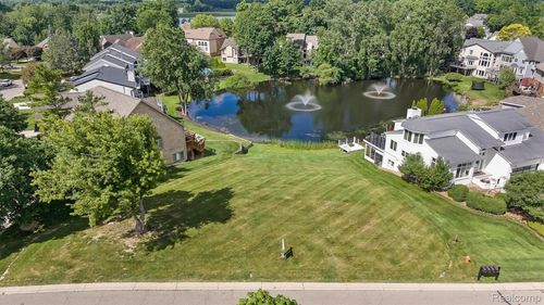 1062 Forest Bay Dr, Waterford, MI, 48328-4284 | Card Image