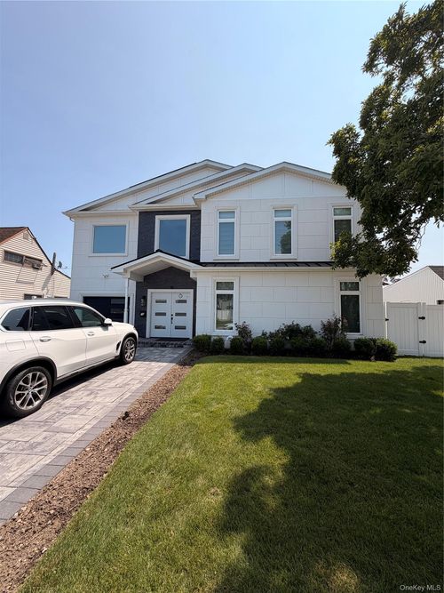 16 Eden Ln, Levittown, NY, 11756-5516 | Card Image