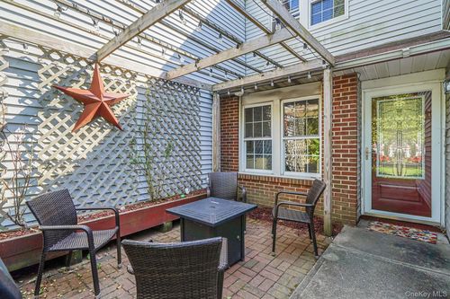 4 Georgian Ct, Coram, NY, 11727-1651 | Card Image