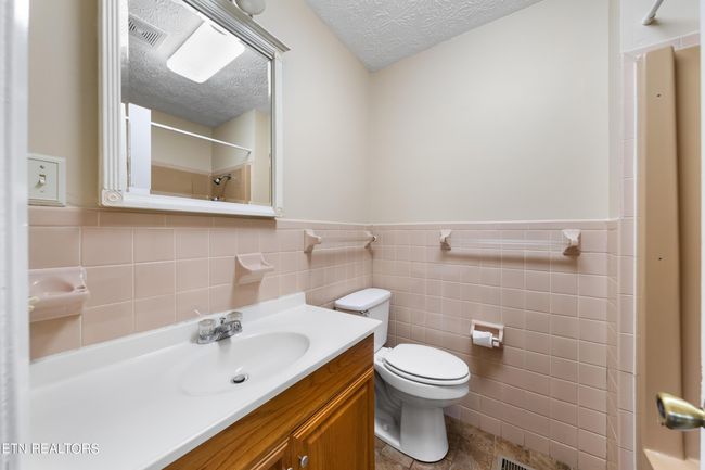 Hall Bathroom | Image 18