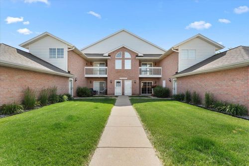 2-W241N2581 E Parkway Meadow Circle, Pewaukee, WI, 53072 | Card Image