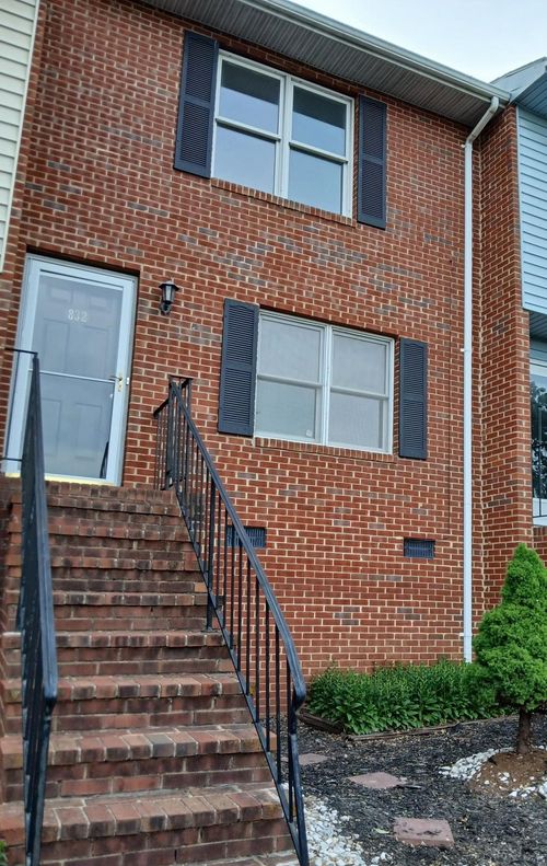 832 Vine St, Harrisonburg, VA, 22802-4944 | Card Image