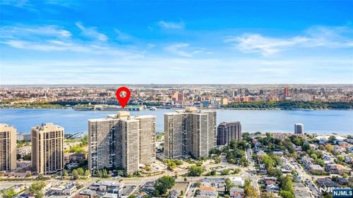 300 Winston Dr, Cliffside Park, NJ, 07010-3236 | Card Image