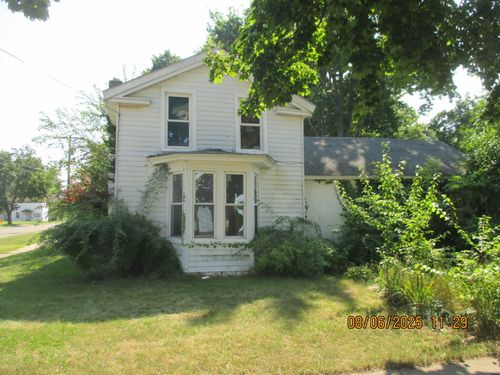 902 4th St, Three Rivers, MI, 49093-1804 | Card Image