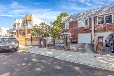 69-05 75th Street, Home with 4 bedrooms, 2 bathrooms and null parking in Middle Village NY | Image 3