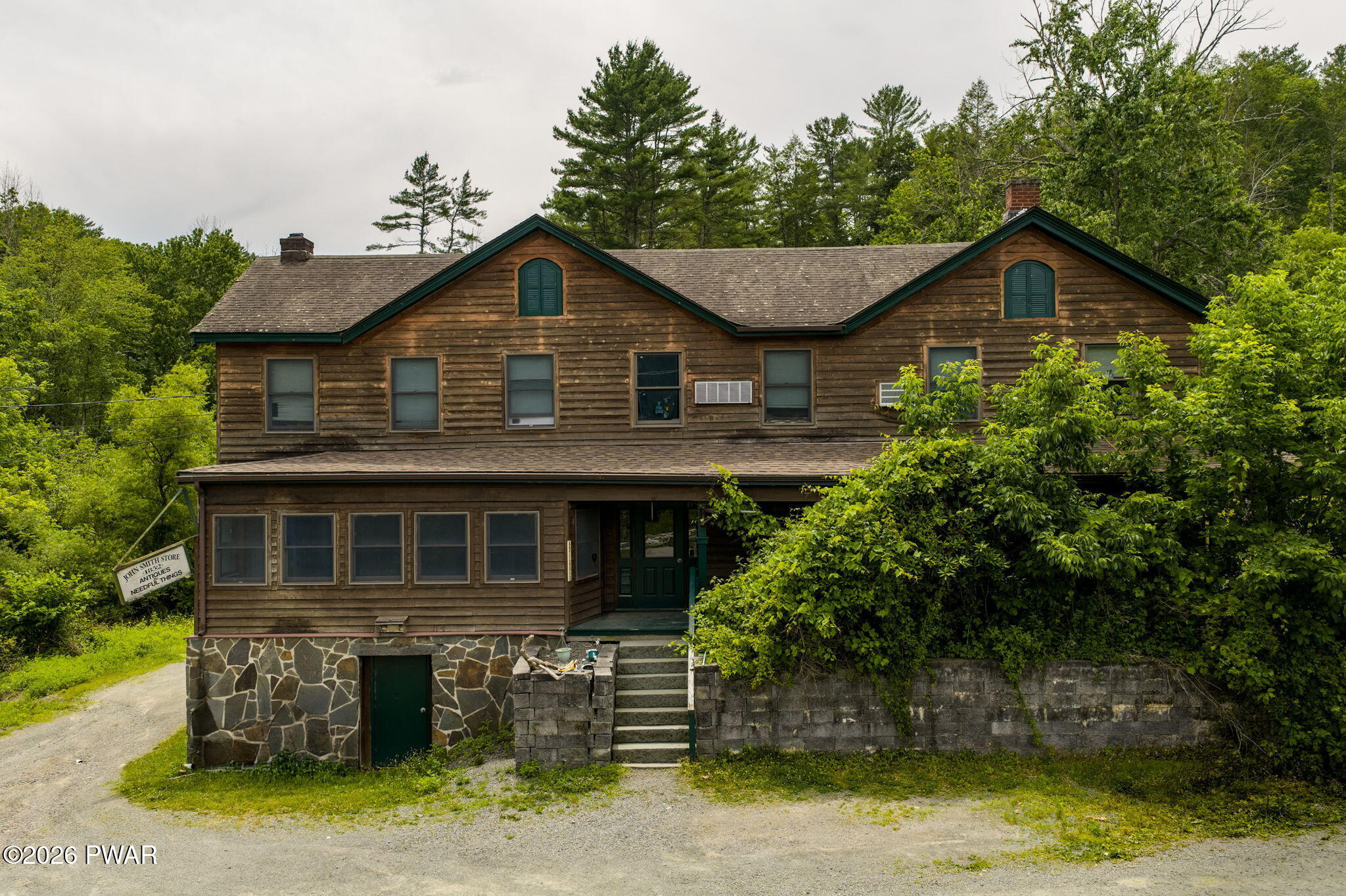 696 Route 590, Lackawaxen, PA 18435