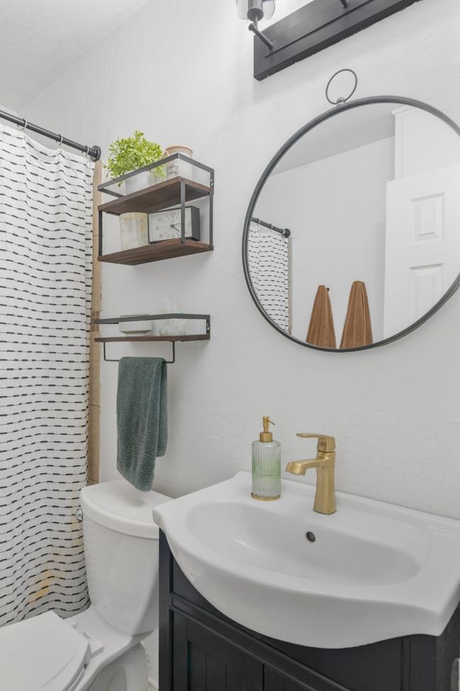 Full bath with vanity, toilet, and a shower with shower​​‌​​​​‌​​‌‌​‌‌​​​‌‌​​‌‌​‌​​​​​‌ curtain | Image 18