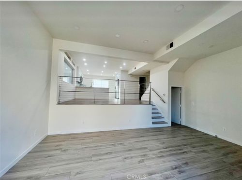 18-22245 Erwin St, Woodland Hills, CA, 91367-3912 | Card Image