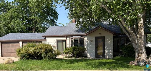202 7th Ave Sw, Pipestone, MN, 56164-1223 | Card Image