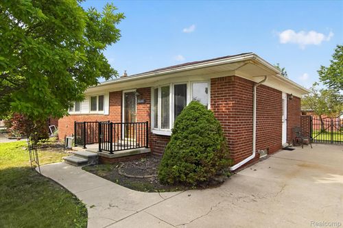 30046 Lisch St, Gibraltar, MI, 48173-9440 | Card Image