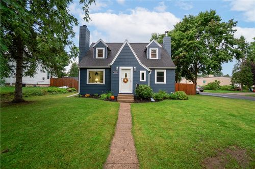 1031 Stout St, Menomonie, WI, 54751-1552 | Card Image