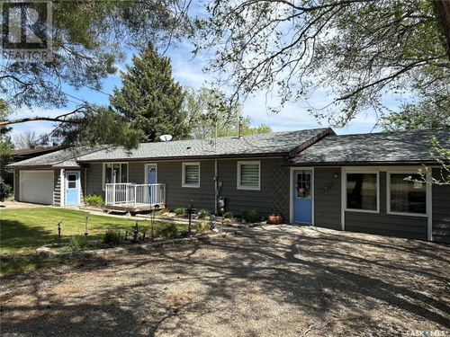 127 3 Ave, Young, SK, S0K4T1 | Card Image