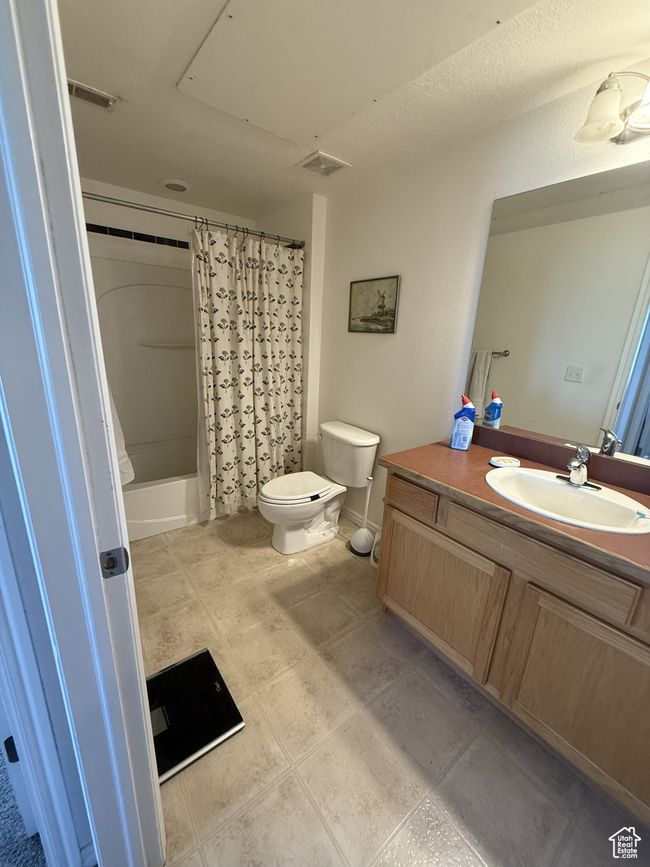 Bathroom featuring vanity, shower / tub combo | Image 16