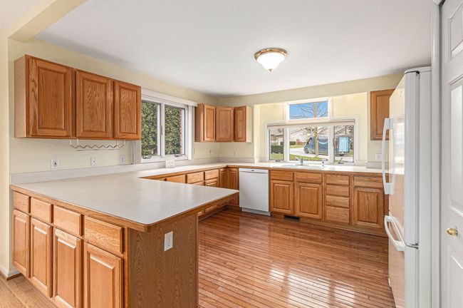 2250 Willow Tree Dr, Condo with 2 bedrooms, 3 bathrooms and null parking in Brighton MI | Image 4