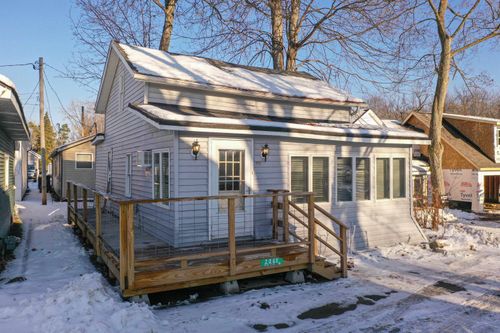 2040 Linden St, Fenton, MI, 48430-1074 | Card Image