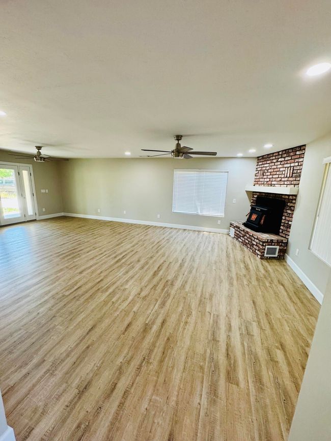 27057 Avenue 196, House other with 3 bedrooms, 2 bathrooms and null parking in Strathmore CA | Image 7