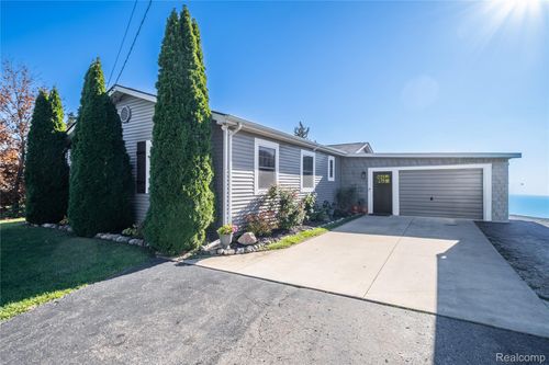 10476 Runyan Lake Rd, Fenton, MI, 48430-2446 | Card Image