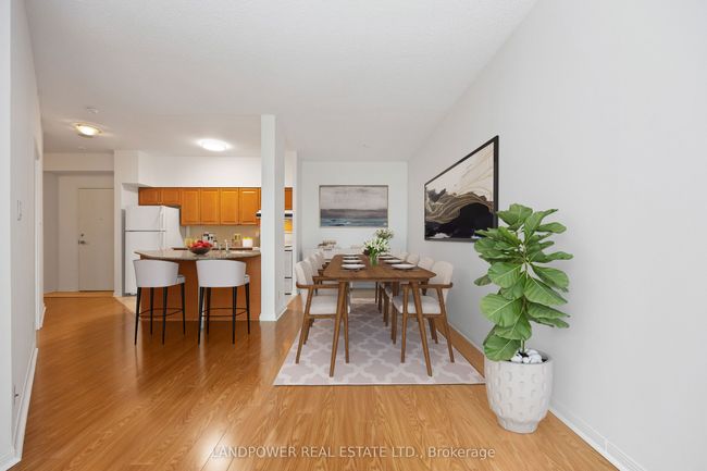 1017 - 230 Queens Quay W, Condo with 2 bedrooms, 1 bathrooms and null parking in Toronto ON | Image 4