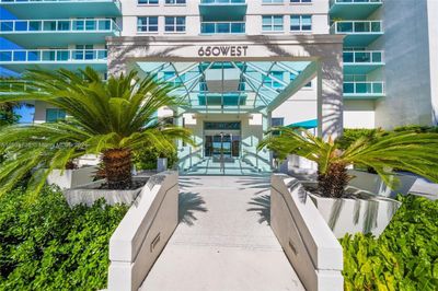 3003 - 650 West Ave, Condo with 2 bedrooms, 2 bathrooms and null parking in Miami Beach FL | Image 2