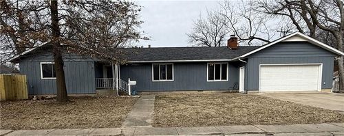 10 W Vine St, Iola, KS, 66749-3735 | Card Image