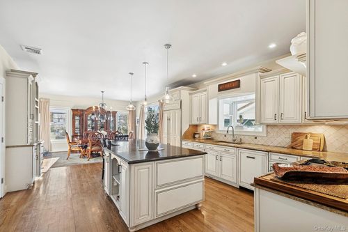 6 Dogwood St, East Quogue, NY, 11942-4008 | Card Image