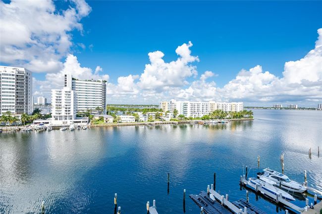 704 - 7928 East Dr, Condo with 3 bedrooms, 3 bathrooms and null parking in North Bay Village FL | Image 1