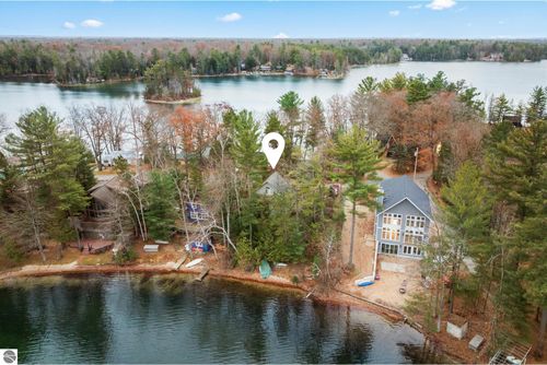 4411 Lakeview Trl, Traverse City, MI, 49696-9464 | Card Image