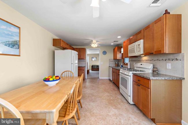 215 W 23 Rd St, House other with 3 bedrooms, 1 bathrooms and null parking in SHIP BOTTOM NJ | Image 18