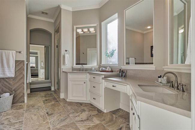 Luxurious and bright en-suite bathroom, perfect for relaxation and rejuvenation. | Image 15