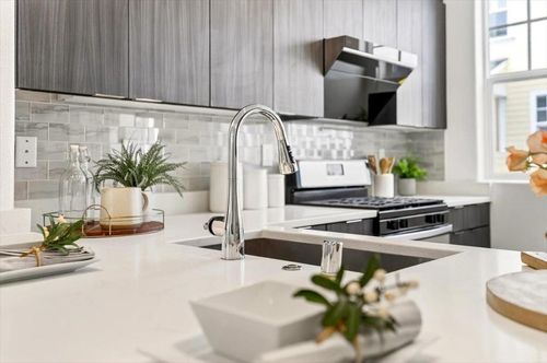 125 Orbit Way, Mountain View, CA, 94043-4995 | Card Image