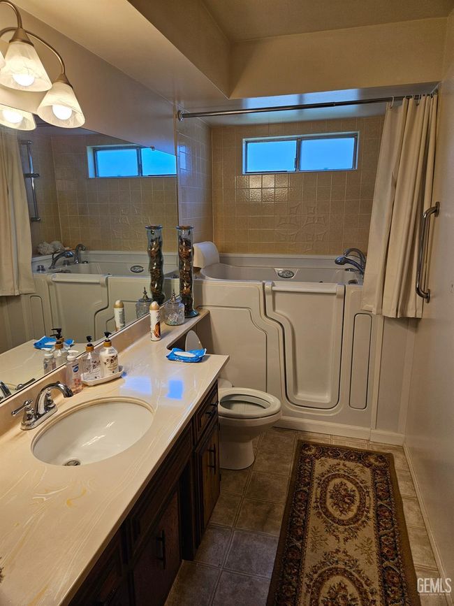 5708 Cypress Point Dr, Condo with 2 bedrooms, 1 bathrooms and null parking in Bakersfield CA | Image 15