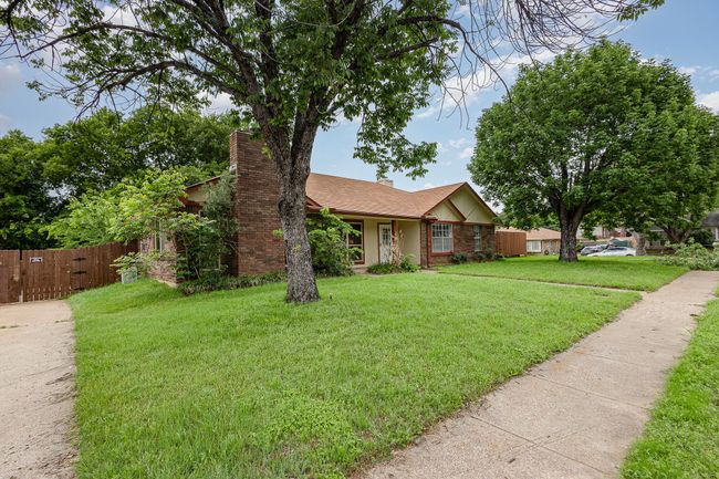 Ranch-style home with a chimney and brick siding | Image 4
