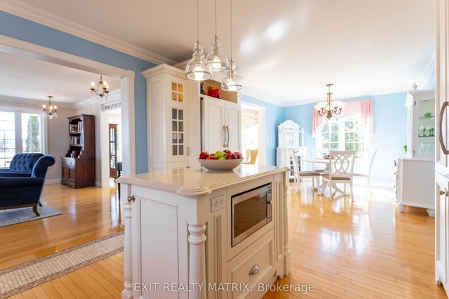 257 N Russell Rd, House other with 4 bedrooms, 3 bathrooms and 8 parking in Russell ON | Image 9