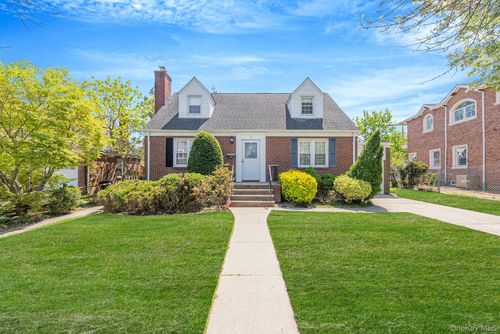 8 Maple Ln, New Hyde Park, NY, 11040-1938 | Card Image