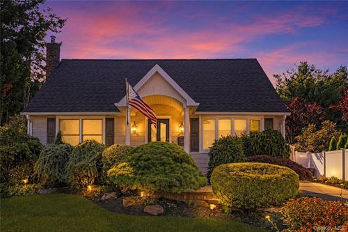 516 Heathcliff Dr, Seaford, NY, 11783-1143 | Card Image