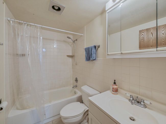 APT-202 - 5600 Astor Ln, Condo with 2 bedrooms, 1 bathrooms and 2 parking in Rolling Meadows IL | Image 15
