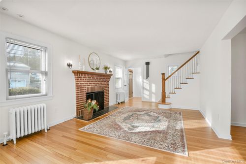 323 Wagner Ave, Mamaroneck, NY, 10543-2837 | Card Image