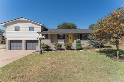 Split level home with a garage and a front yard | Image 2