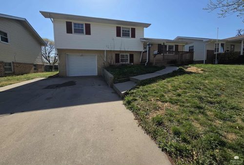 1221 Highland Dr, Junction City, KS, 66441-4122 | Card Image