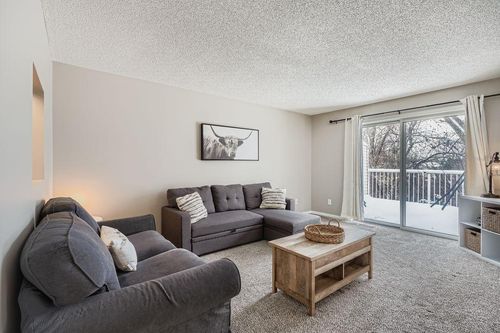 927 Pond View Ct, Vadnais Heights, MN, 55127-3615 | Card Image