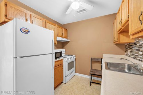 10045 Allen Pointe Dr, Allen Park, MI, 48101-1497 | Card Image