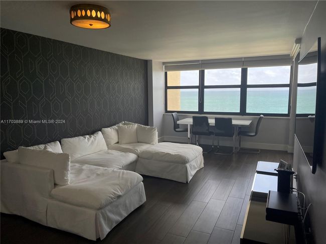 APT-1409 - 2555 Collins Ave, Condo with 2 bedrooms, 2 bathrooms and null parking in Miami Beach FL | Image 9