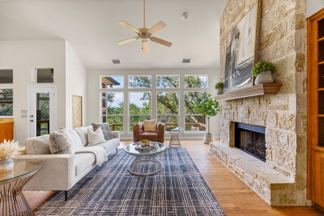 There's a treehouse feel to the living room —surrounded by lush greenery and total privacy, there's no need for curtains here. Peaceful and private. | Image 9