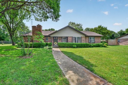 8330 Jerrie Jo Dr, North Richland Hills, TX, 76180-7246 | Card Image
